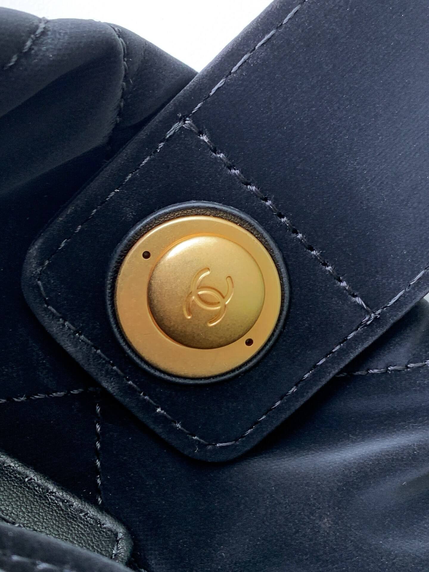 Chanel Maxi Mini - Small Velvet-Effect Nylon & Gold-Tone Metal Shoulder Handbag Black - Image 7