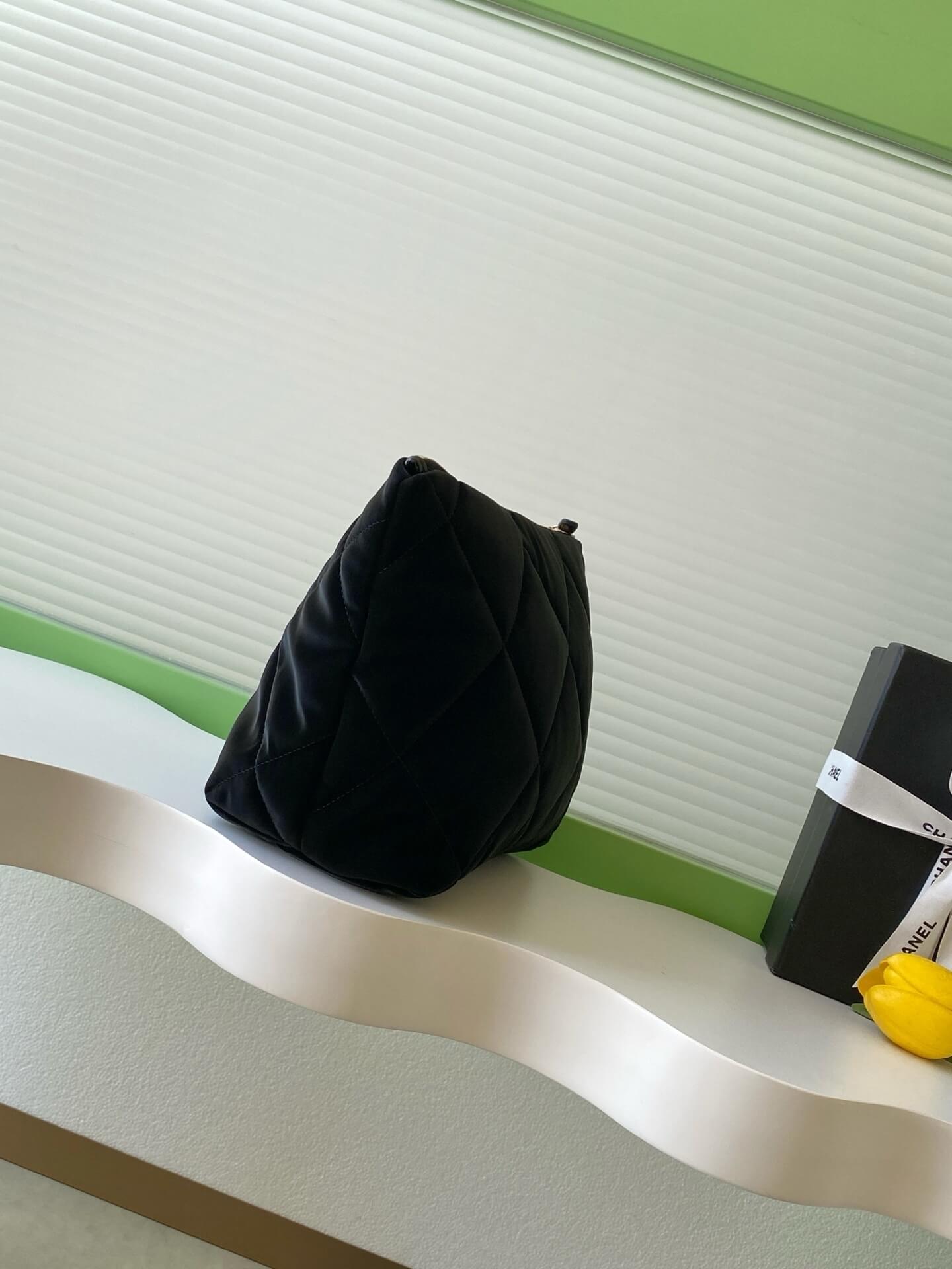 Chanel Small - Medium Zipped Case Velvet-Effect Nylon, Shiny Crumpled Calfskin & Gold-Tone Metal Black - Image 17