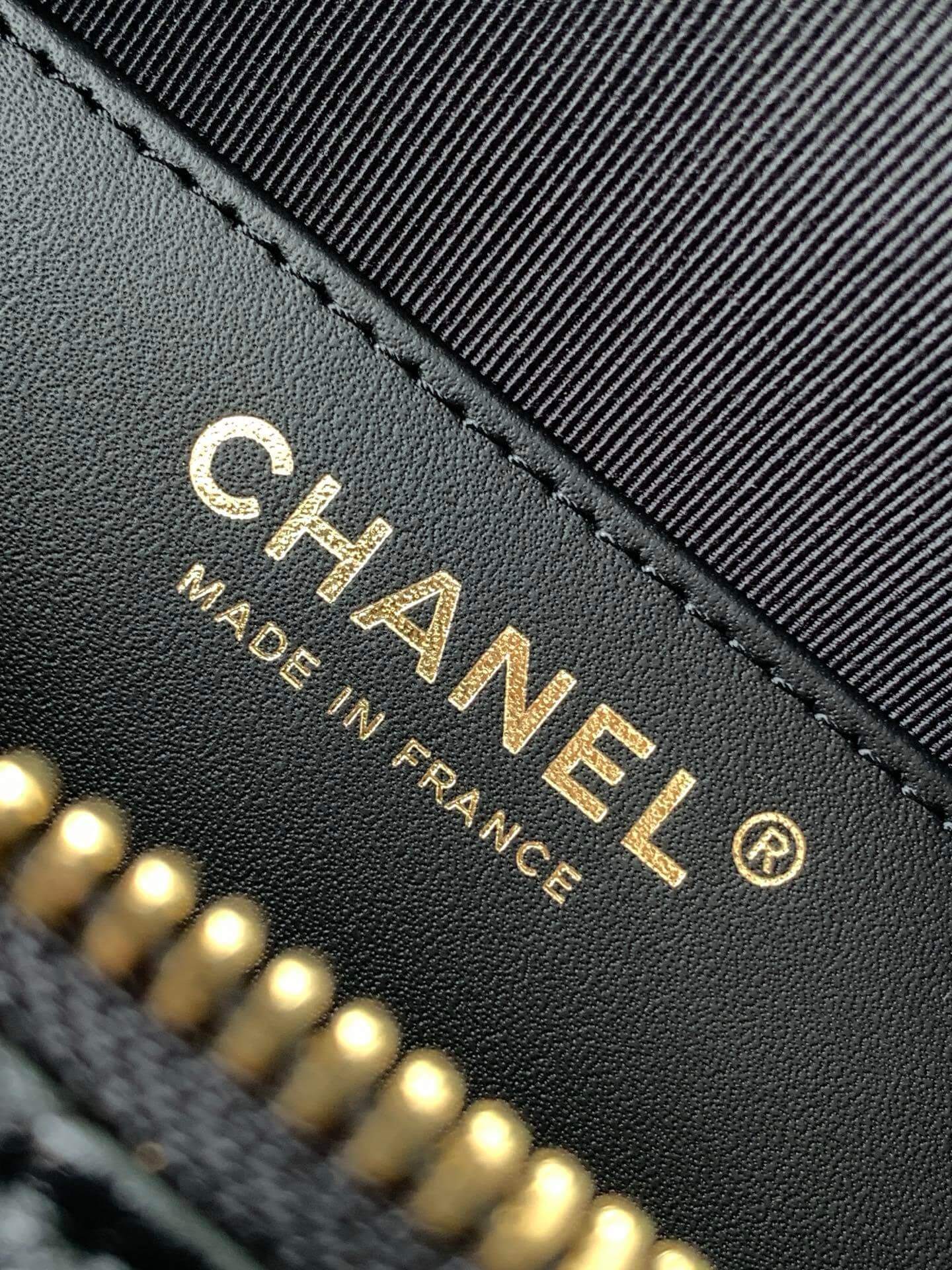 Chanel Small Hobo Quilted Shiny Lambskin Leather Shoulder Bag - Image 4