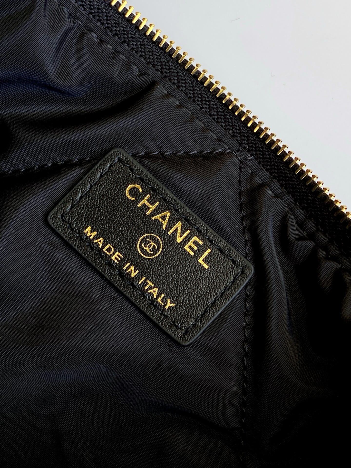 Chanel Small - Medium Zipped Case Velvet-Effect Nylon, Shiny Crumpled Calfskin & Gold-Tone Metal Black - Image 4
