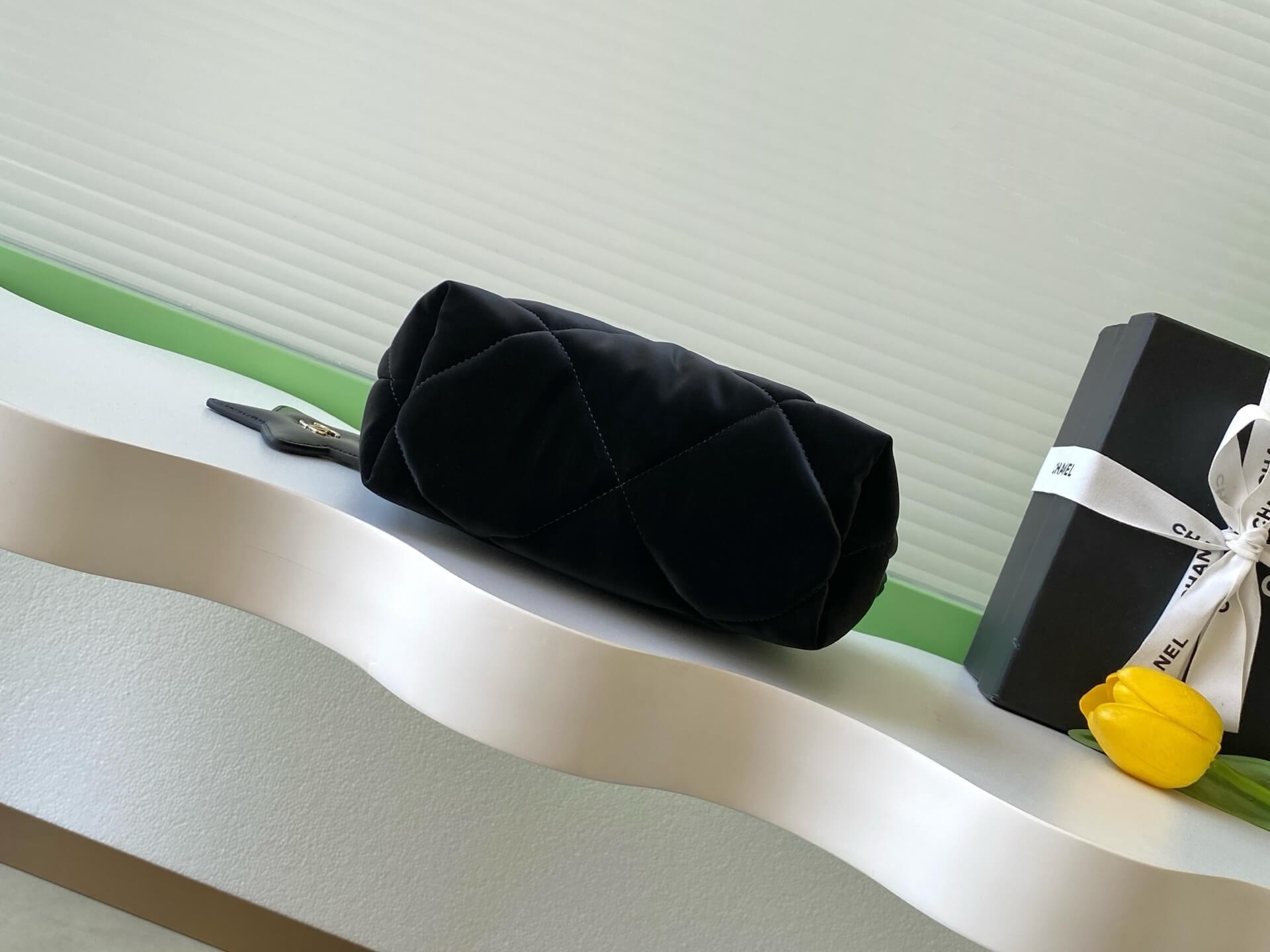 Chanel Small - Medium Zipped Case Velvet-Effect Nylon, Shiny Crumpled Calfskin & Gold-Tone Metal Black - Image 9