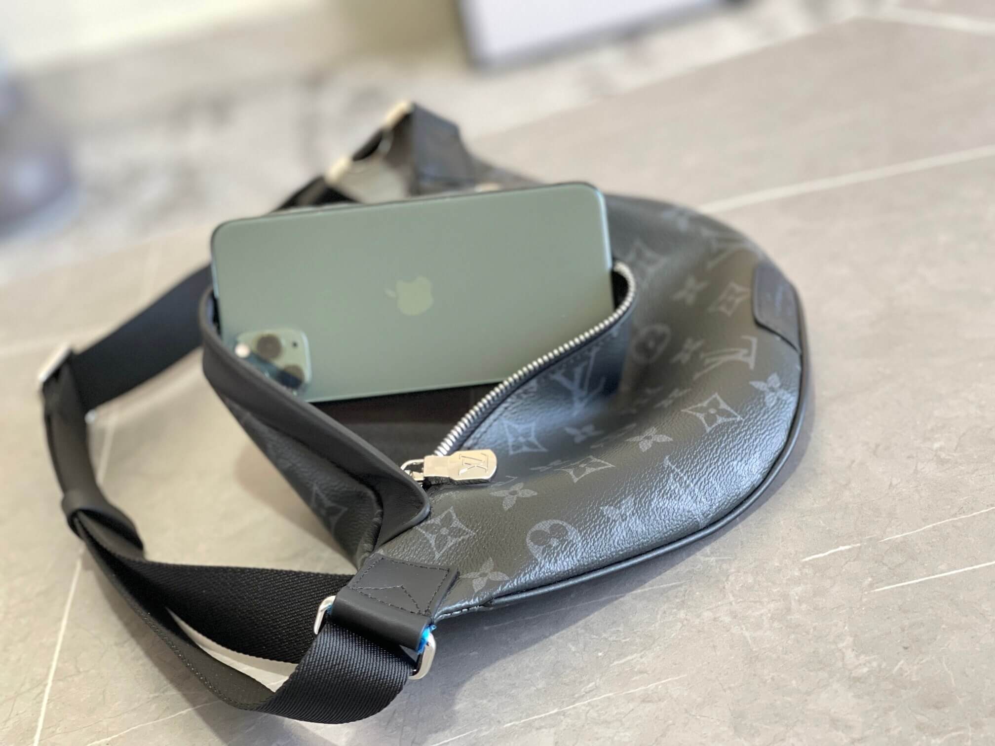 Louis Vuitton LV Monogram Eclipse Canvas Discovery Bumbag Crossbody Bag M46035 Black - Image 9