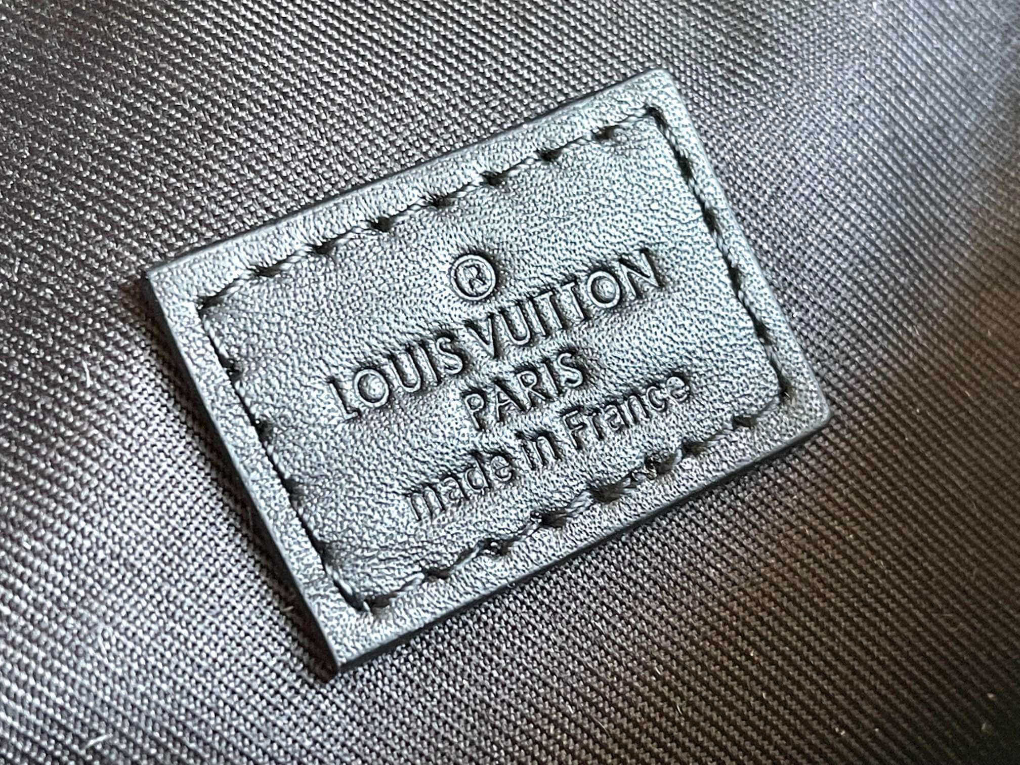 Louis Vuitton LV Monogram Eclipse Canvas Discovery Bumbag Crossbody Bag M46035 Black - Image 4