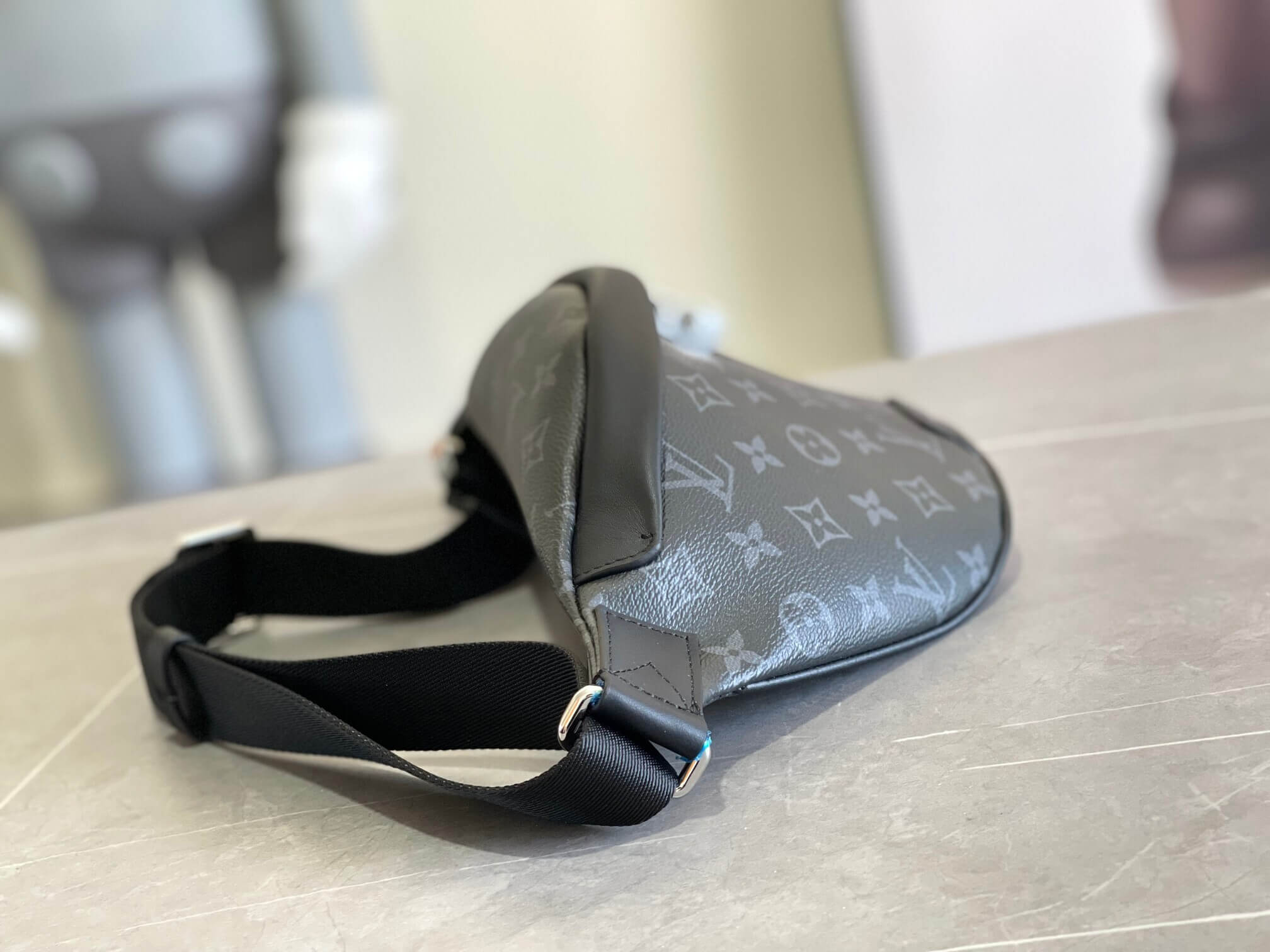 Louis Vuitton LV Monogram Eclipse Canvas Discovery Bumbag Crossbody Bag M46035 Black - Image 5