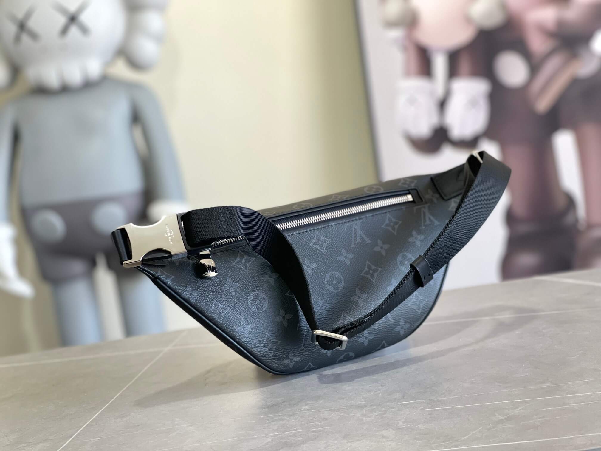 Louis Vuitton LV Monogram Eclipse Canvas Discovery Bumbag Crossbody Bag M46035 Black - Image 2