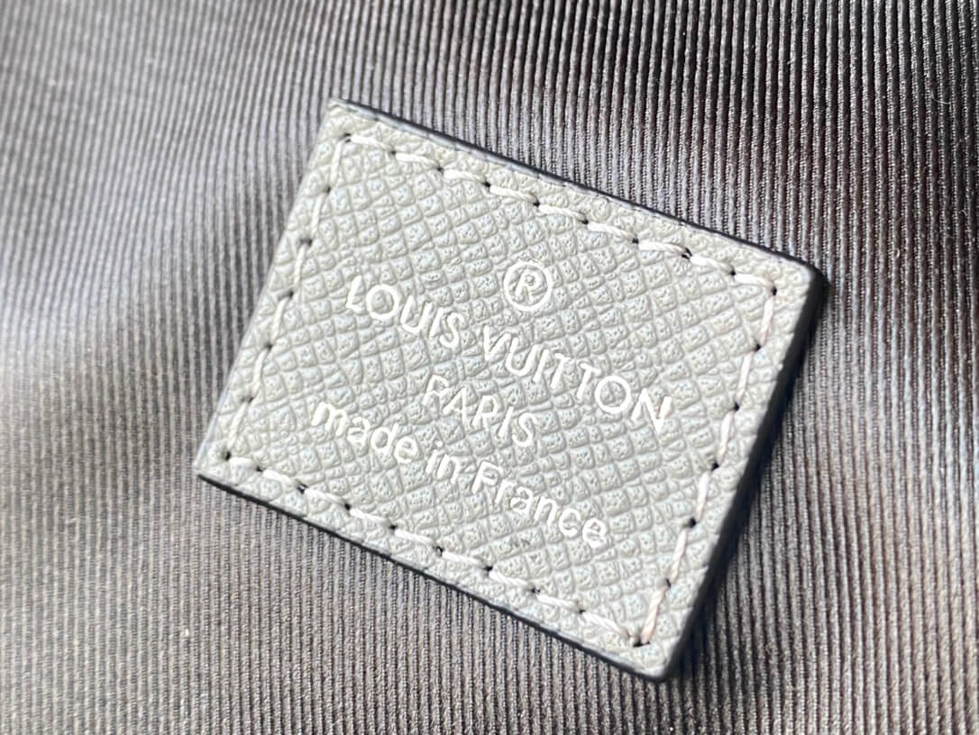 Louis Vuitton LV Taiga leather Avenue Slingbag Crossbody Backpack Bag M30860 Grey - Image 4